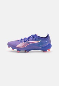 Crampon de football violet avec un design texturé, des lacets et un logo blanc contrastant. Présente une semelle extérieure bleue et des crampons d'accentuation roses.