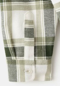 Groen en wit geruite shirtstof, voorzien van een knoopsluiting aan de manchetten met een afgeronde rand en een lus voor bevestiging. Zachte, katoenen textuur.