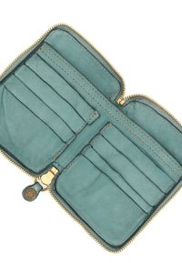 Interno di un portafoglio in pelle turchese con zip dorata. Presenta vari scomparti per carte e un compartimento centrale. Texture liscia con cuciture pulite.