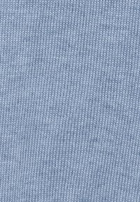 Vaaleansininen neulottu kangas, jossa on hieno rakenne, esittelee tasaisen kuvion ja pehmeän ulkonäön, mikä tekee siitä erinomaisen vaatteisiin.