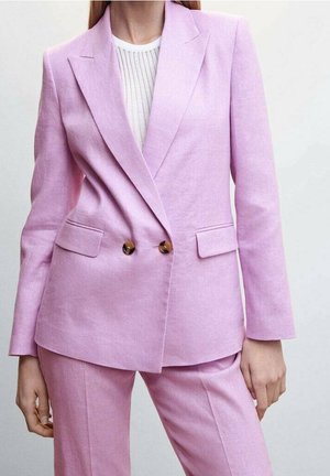 Blazer in lino rosa chiaro con design doppiopetto, rever a scollo a V, due tasche frontali e bottoni rotondi marroni. Vestibilità sartoriale.