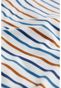 Katoenen stof met diagonale strepen in tinten blauw en roest op een witte achtergrond, met een gladde textuur en een zachte val.