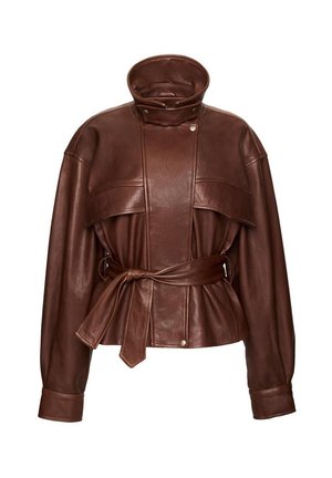 Brązowa skórzana kurtka z wysokim kołnierzem, zatrzaskami i dopasowanym paskiem zawiązanym w pasie, posiadająca długie rękawy i usztywniane panele.