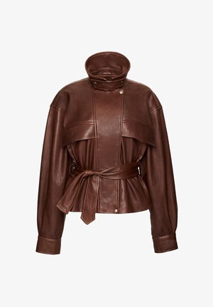Brązowa skórzana kurtka z wysokim kołnierzem, zatrzaskami i dopasowanym paskiem zawiązanym w pasie, posiadająca długie rękawy i usztywniane panele.