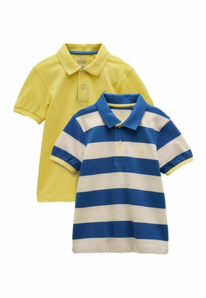 Dos polos de manga corta: uno amarillo sólido y otro con rayas horizontales azules y blancas, ambos con cuellos y tapetas de botones.