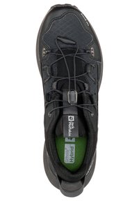 Scarpa da trekking nera con tomaia texturizzata, lacci elastici, soletta verde e patch con logo. Presenta una punta rinforzata e colletto imbottito.