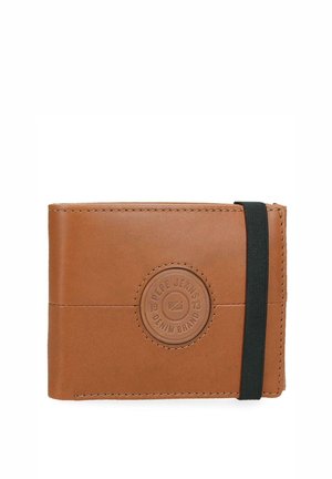 Cartera de cuero marrón con el logo redondo en relieve de la marca Pepe Jeans Denim y una banda elástica negra en el lado derecho.
