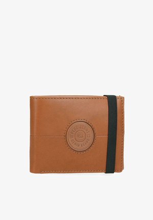 Cartera de cuero marrón con el logo redondo en relieve de la marca Pepe Jeans Denim y una banda elástica negra en el lado derecho.