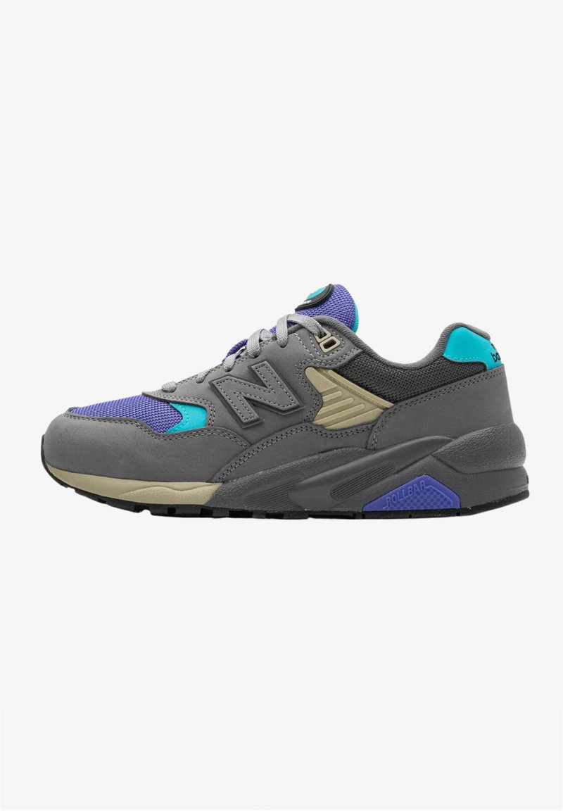 Chaussure de sport grise avec des accents violets et turquoise. Comprend un matériau en maille et en daim, un col rembourré et une semelle intermédiaire proéminente.