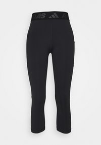 Leggings capri noirs en tissu extensible, avec une large ceinture noire ornée d'un accent de marque, une texture lisse et une coupe près du corps.