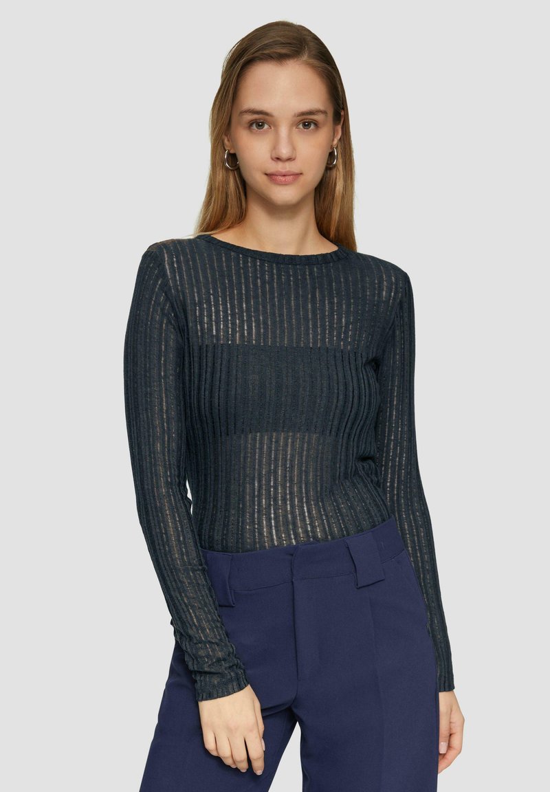 Donkerblauwe ribbeltrui met lange mouwen en een ronde halslijn, gecombineerd met hoge taille donkerblauwe broek.