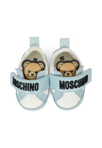 Scarpine per bambini in pelle blu con accenti bianchi, dotate di una fascia con logo nero e di un decoro a forma di orsetto sulla linguetta. Design della suola piatta.