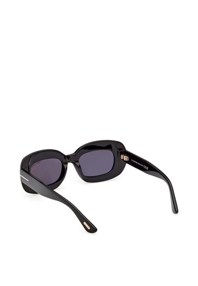 Lunettes de soleil rectangulaires noires avec des montures épaisses et brillantes et des verres teintés foncés, vues sous un angle arrière en trois quarts.