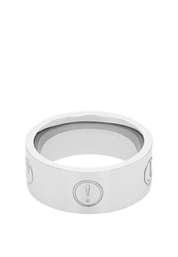 Zilveren ring met een gladde, gepolijste afwerking en gegraveerde uitroeptekens en symboolpatronen rondom de band. Ronde vorm, platte binnenkant.
