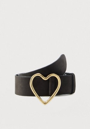 Cinturón de ante negro con hebilla de metal dorado en forma de corazón. El cinturón presenta una textura suave y un diseño sencillo y clásico.