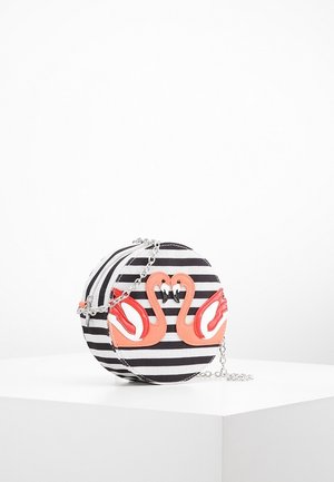 Pyöreä laukku, jossa on mustavalkoiset raidat, ja etupuolella on kaksi korallinväristä joutsenkuvaa, hopeaketjuolkaimet ja vetoketjullinen suljenta.