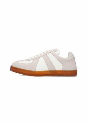 Suedestøvler og lædersneakers i lysegrå og hvid, med en gummisål i transparent rav og en snørebåndsdesign med sidepaneler.