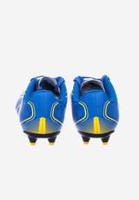 Scarpe da calcio blu con accenti gialli, dotate di un design testurizzato, punte moldate e colletto imbottito per il supporto. Visualizzazione dalla parte posteriore.