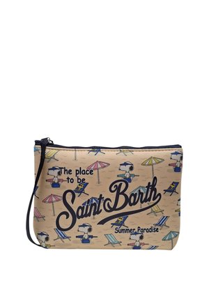 Bustina beige con Snoopy e Woodstock su sedie da spiaggia, ombrelloni colorati e testo "The place to be Saint Barth Summer Paradise."