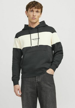 Sweat-shirt à capuche en gris foncé et crème avec un motif à rayures horizontales. Comprend une poche avant et un cordon de serrage, fabriqué en tissu doux.