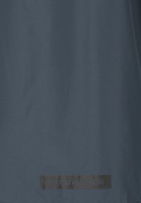 Marinblått träningsklädesmaterial med en subtil textur. Har en svart logotextil som står "ENDURANCE" nära botten. Lättviktig och ventilerande design.