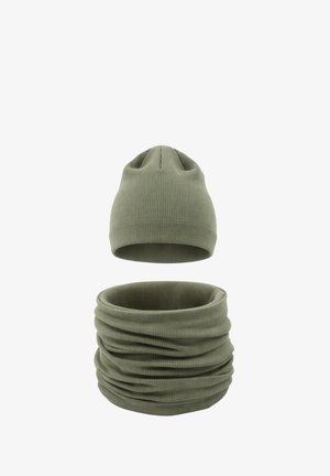 Zimowa czapka z prążkowanej tkaniny w kolorze oliwkowej zieleni oraz pasujący komin na szyję, prezentowane na białym tle.