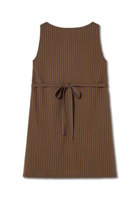 Abito senza maniche a righe verticali marroni con una cintura in vita. Il tessuto ha una texture liscia e uno scollo rotondo.