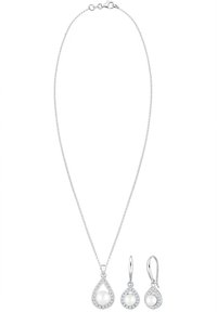 Zilveren sieradenset met een ketting en een druppelvormige hanger, evenals bijpassende oorbellen. De hangers tonen een centraal pareltje omringd door kleine steentjes.