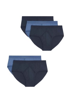 Dwie pary granatowych i dwie pary jasnoniebieskich męskich majtek typu briefs, ułożone w nachodzące na siebie zestawy na białym tle.