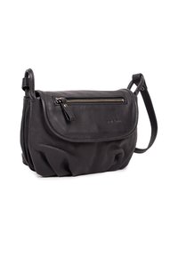 Zwarte leren crossbodytas met voorvak met rits, gebogen klep en verstelbare schouderriem op witte achtergrond.