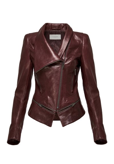 Burgundi nahast mootorratturi jakk, millel on suured kraed, asümmeetriline tõmblukk ja detailsed tõmblukkude taskud, esitades kehaülest siledat siluetti ja pehmet tekstuuri.