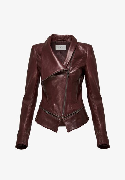 Burgundi nahast mootorratturi jakk, millel on suured kraed, asümmeetriline tõmblukk ja detailsed tõmblukkude taskud, esitades kehaülest siledat siluetti ja pehmet tekstuuri.