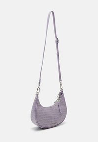 Sac à main demi-lune lilas embossé effet croco, avec sangle ajustable, fermeture zippée et logo de la marque en argent en bas au centre.