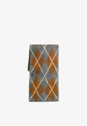 Złożony wełniany szal w szaro-brązowy wzór argyle z dużymi diamentami obramowanymi białymi liniami.