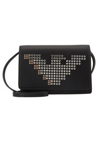 Černá kožená křížová taška se stříbrnými a zlatými kulatými nýty tvořícími V-špatný vzor na předním víku a tenkým popruhem.