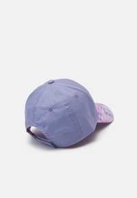 Lila Kappe mit strukturiertem Design, ausgestattet mit einem gemusterten Schirm in rosa und blauen Schuppen sowie einem verstellbaren Riemen auf der Rückseite.