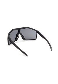 Occhiali da sole sportivi neri a fascia, con ampie lenti oscurate e aste texturizzate, angolati per mostrare il lato interno e i cuscinetti per il naso.