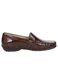 Mocassin homme en cuir marron brillant avec motif texturé, style à enfiler, et semelle en caoutchouc noire.