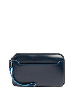 Marineblaue Leder-Handgelenktasche mit Reißverschluss, Fronttasche und einem hellblauen Riemen am Reißverschluss.