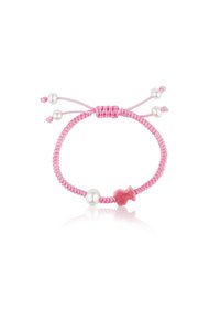 Bracciale realizzato con corda intrecciata rosa, caratterizzato da due accenti di perle bianche e un piccolo charm a forma di pesce in un elegante tonalità di rosa abbinata. Chiusura regolabile con scorrimento.
