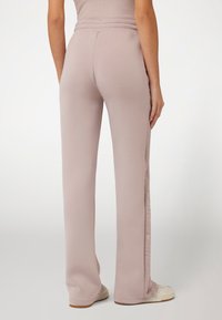 Guess MIT SEITLICHEM LOGO - Tepláky - rose