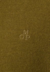 Olivgrüner Strickstoff mit einer dezenten gerippten Textur und einem gestickten "MOP"-Logo in einem passenden Farbton.