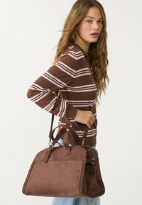 Stradivarius Skuldertasker - brown