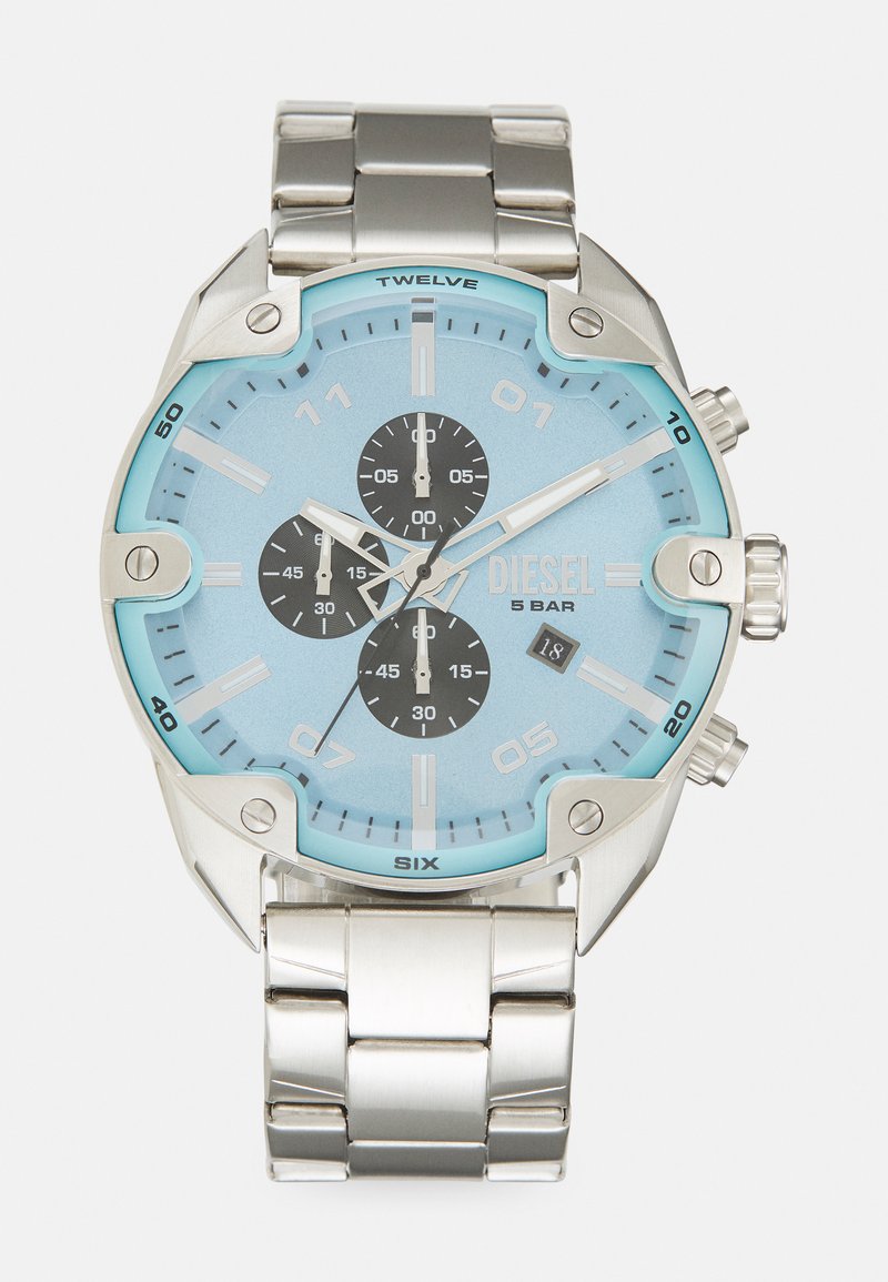 Silberner Edelstahluhren mit einem blauen Zifferblatt, großen Ziffern, drei schwarzen Subzifferblättern und einem Datumsfenster. Wasserdicht bis 5 bar.