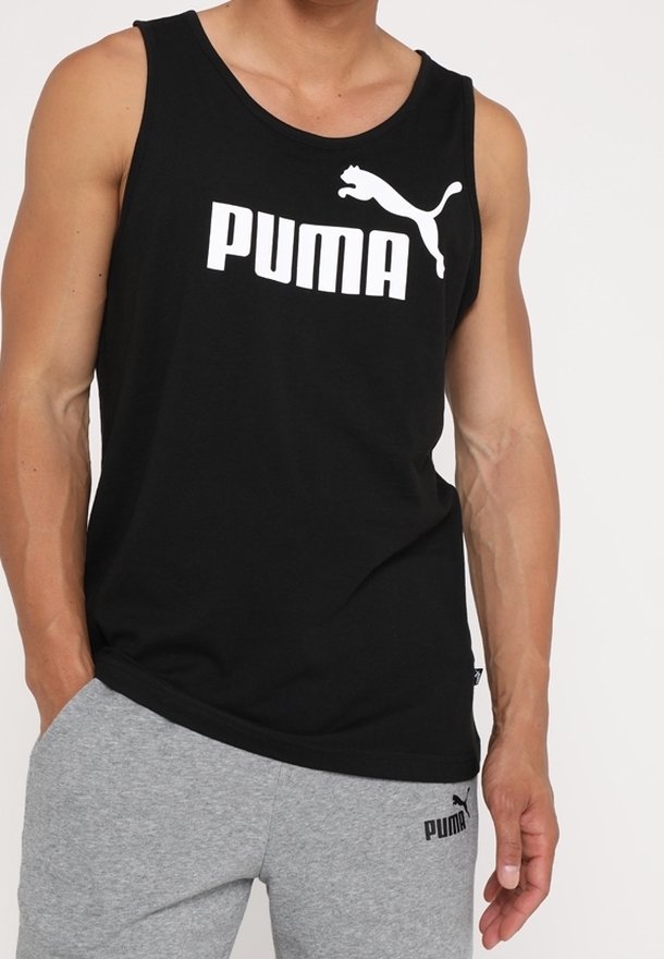 Musta puuvillainen hihaton toppi, jossa suuri valkoinen "PUMA"-logo ja pumagrafiikka. Yhdistetty harmaiden verkkareiden kanssa, molemmissa logoyksityiskohtia.