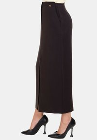 Pantaloni marroni a vita alta con silhouette dritta, fronte plissettato e un sottile dettaglio in oro all'altezza della vita. Il materiale sembra liscio.