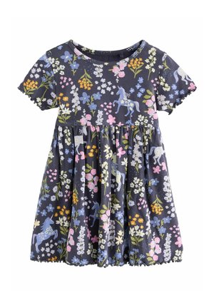 Blauwe bloemenjurk met een ribbelstructuur, korte mouwen en een uitlopende rok met een patroon van eenhoorns en bloemen op een donkere achtergrond.