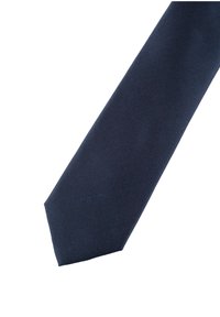 Cravate bleu marine en tissu texturé, arborant un design slim avec des stries diagonales et une extrémité pointue, sur un fond blanc.