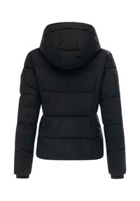 Chaqueta de plumas negra con capucha, que presenta un diseño acolchado, mangas largas y puños de canalé. Textura suave y detalles de costura en el panel frontal.
