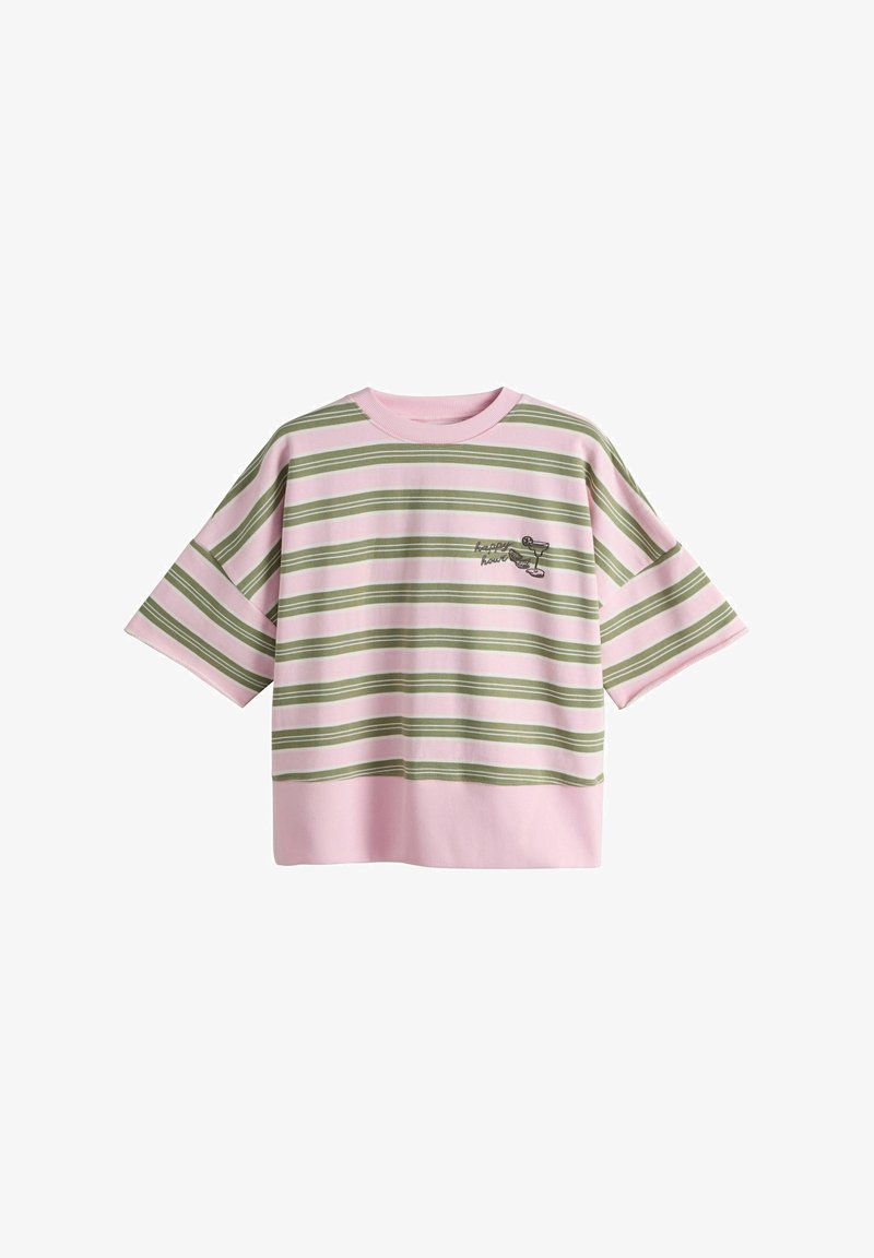 Chemise rose à manches courtes avec des rayures horizontales vertes et une petite broderie noire de lunettes et un texte sur la poitrine.